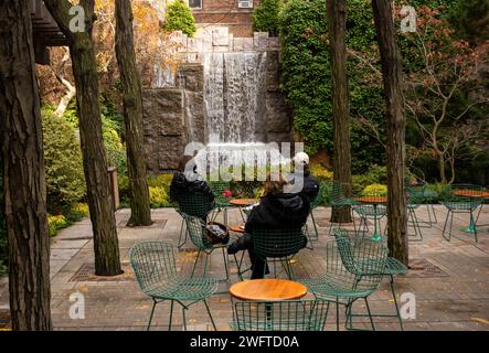 Les gens se relaxent dans le parc Greenacre dans le quartier de Turtle Bay à Manhattan NYC Banque D'Images