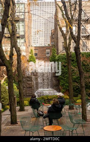 Les gens se relaxent dans le parc Greenacre dans le quartier de Turtle Bay à Manhattan NYC Banque D'Images