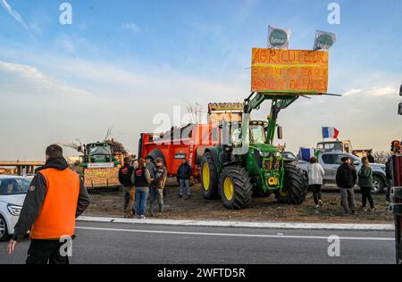 Perpignan, France. 01 février 2024. © PHOTOPQR/l'INDEPENDANT/MICHEL CLEMENTZ ; PERPIGNAN ; 01/02/2024 ; SOCIAL/MANIFESTATION DES AGRICULTEURS en COLERE/BLOCAGE DU ROND POINT DU PEAGE Sud DE PERPIGNAN/AUTOROUTE A9 - manifestation paysanne française Continuer France 1 février 2024 Credit : MAXPPP/Alamy Live News Banque D'Images