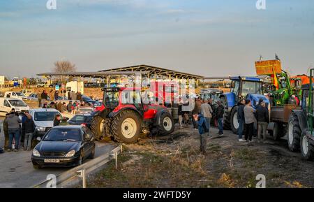 Perpignan, France. 01 février 2024. © PHOTOPQR/l'INDEPENDANT/MICHEL CLEMENTZ ; PERPIGNAN ; 01/02/2024 ; SOCIAL/MANIFESTATION DES AGRICULTEURS en COLERE/BLOCAGE DU ROND POINT DU PEAGE Sud DE PERPIGNAN/AUTOROUTE A9 - manifestation paysanne française Continuer France 1 février 2024 Credit : MAXPPP/Alamy Live News Banque D'Images