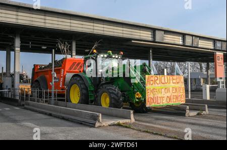 Perpignan, France. 01 février 2024. © PHOTOPQR/L'INDEPENDANT/MICHEL CLEMENTZ ; PERPIGNAN ; 01/02/2024 ; SOCIAL/MANIFESTATION DES AGRICULTEURS EN COLERE/LES TRACTEURS TRAVERSENT LE PEAGE SU DE PERPIGNAN ET PENETRE SUR L'AUTOROUTE A9 POUR UNE OPÉRATION ESCARGOT JUSQU'A LA GRANDE BARRIÈRE DU BOULOU - MANIFESTATION DES AGRICULTEURS FRANÇAIS CONTINUE FRANCE 1 FÉVRIER 2024 CREDIT : MAXPPAMY LIVE NEWS Banque D'Images