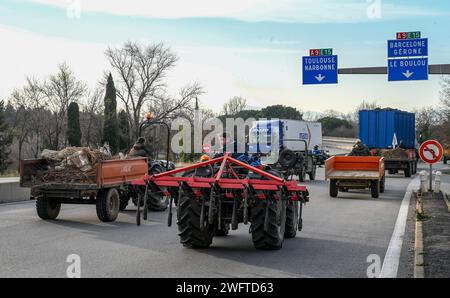 Perpignan, France. 01 février 2024. © PHOTOPQR/L'INDEPENDANT/MICHEL CLEMENTZ ; PERPIGNAN ; 01/02/2024 ; SOCIAL/MANIFESTATION DES AGRICULTEURS EN COLERE/LES TRACTEURS TRAVERSENT LE PEAGE SU DE PERPIGNAN ET PENETRE SUR L'AUTOROUTE A9 POUR UNE OPÉRATION ESCARGOT JUSQU'A LA GRANDE BARRIÈRE DU BOULOU - MANIFESTATION DES AGRICULTEURS FRANÇAIS CONTINUE FRANCE 1 FÉVRIER 2024 CREDIT : MAXPPAMY LIVE NEWS Banque D'Images