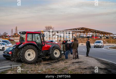 Perpignan, France. 01 février 2024. © PHOTOPQR/l'INDEPENDANT/MICHEL CLEMENTZ ; PERPIGNAN ; 01/02/2024 ; SOCIAL/MANIFESTATION DES AGRICULTEURS en COLERE/BLOCAGE DU ROND POINT DU PEAGE Sud DE PERPIGNAN/AUTOROUTE A9 - manifestation paysanne française Continuer France 1 février 2024 Credit : MAXPPP/Alamy Live News Banque D'Images