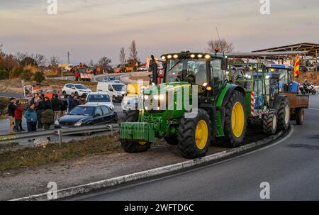 Perpignan, France. 01 février 2024. © PHOTOPQR/l'INDEPENDANT/MICHEL CLEMENTZ ; PERPIGNAN ; 01/02/2024 ; SOCIAL/MANIFESTATION DES AGRICULTEURS en COLERE/BLOCAGE DU ROND POINT DU PEAGE Sud DE PERPIGNAN/AUTOROUTE A9 - manifestation paysanne française Continuer France 1 février 2024 Credit : MAXPPP/Alamy Live News Banque D'Images