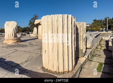 Sanctuaire pour Eleusis. Grande Propylée, Athènes. Passerelle vue rapprochée de l'entrée de la colonne de marbre. Destination Grèce antique, journée ensoleillée. Banque D'Images