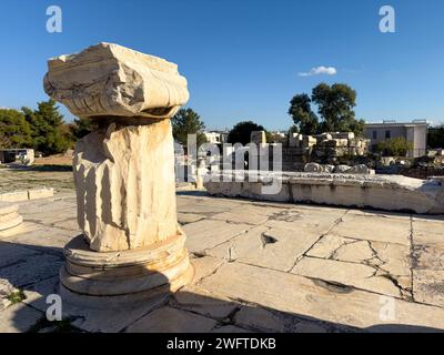 Sanctuaire pour Eleusis. Grande Propylée, Athènes. Passerelle vue rapprochée de l'entrée de la colonne de marbre. Destination Grèce antique, journée ensoleillée. Banque D'Images