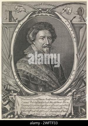 Portrait de Frederik Hendrik, Prince d'Orange, Abraham de Koga, 1600 - 1699 tirage Portrait de Frederik Hendrik dans un ovale orné avec bord. Un certain nombre d'objets allégoriques autour de lui. Dans un cartouche six lignes de texte latin. Pays bas (éventuellement) gravure / gravure sur papier Banque D'Images