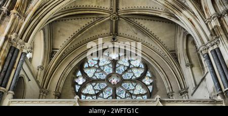 Église avec toit en pierre voûté Banque D'Images