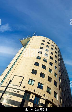 Extérieur d'un bâtiment City Square à Leeds West Yorkshire Angleterre Royaume-Uni immeuble de bureaux rénové en 2021 par les architectes T P Bennett. Banque D'Images