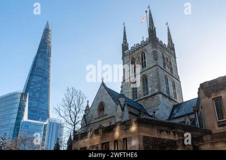 Vue sur la cathédrale Shard et Southwark, bâtiments d'architecture moderne et ancienne, Londres, Angleterre, Royaume-Uni Banque D'Images