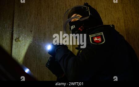 Hohenbostel, Allemagne. 03 janvier 2024. Les policiers de l ' unité de disposition des Lüneburg s ' entraînent à pénétrer dans un bâtiment. Crédit : Philipp Schulze/dpa/Alamy Live News Banque D'Images