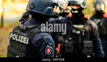 Hohenbostel, Allemagne. 03 janvier 2024. Les policiers de l’unité de disposition des Lüneburg discutent au cours d’un exercice. Crédit : Philipp Schulze/dpa/Alamy Live News Banque D'Images