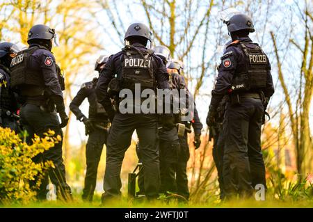 Hohenbostel, Allemagne. 03 janvier 2024. Les policiers de l’unité de disposition des Lüneburg discutent au cours d’un exercice. Crédit : Philipp Schulze/dpa/Alamy Live News Banque D'Images