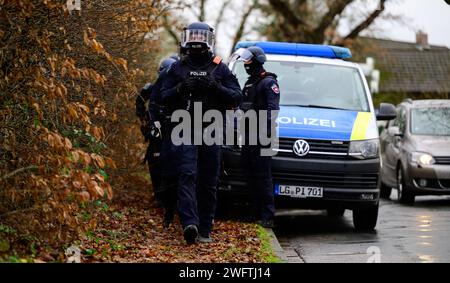 Hohenbostel, Allemagne. 03 janvier 2024. Des policiers de Lüneburg se rendent sur les lieux pendant un exercice. Crédit : Philipp Schulze/dpa/Alamy Live News Banque D'Images