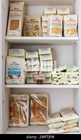 Sélection de pâtes italiennes authentiques à vendre dans une épicerie italienne ou mercato à Londres, Royaume-Uni. Banque D'Images