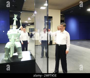 Pékin, province chinoise du Sichuan. 26 juillet 2023. Xi Jinping visite le nouveau bâtiment du musée Sanxingdui à Deyang, dans la province du Sichuan, dans le sud-ouest de la Chine, le 26 juillet 2023. POUR ALLER AVEC 'Xi Focus-Profile : Xi Jinping, homme de culture' crédit : Ju Peng/Xinhua/Alamy Live News Banque D'Images