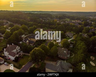 Vue aérienne panoramique d'un beau lotissement dans un quartier haut de gamme en Géorgie, USA tourné pendant l'heure d'or Banque D'Images