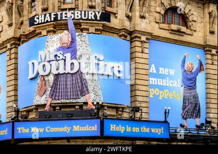 Londres, Royaume-Uni. Mme Doubtfire, The musical, au Théâtre Shaftesbury, avenue Shaftesbury, janvier 2024 Banque D'Images