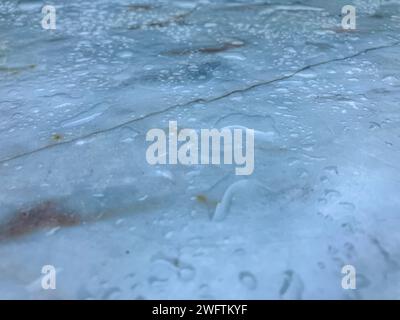 Gouttes d'eau sur sol en marbre. Gros plan de gouttes d'eau sur sol en marbre. Banque D'Images