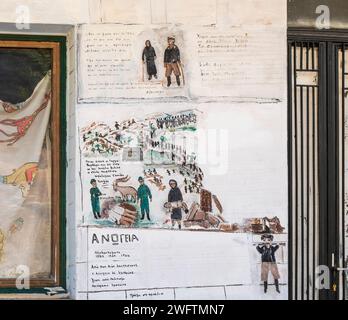 Murale commémorant l'atrocité allemande pendant l'occupation allemande de la Crète sur la façade de la maison à Anogia, Crète Banque D'Images