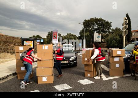 © PHOTOPQR/l'INDÉPENDANT/Nicolas parent ; le Boulou ; 01/02/2024 ; mobilisation des buralistes contre l'augmentation des prix du tabac. Les commerçants mobilisés ont établi un barrage filtrant sur la commune du Boulou, proche de la frontière espagnole. Le Boulou, France, 1 février 2024 mobilisation des agriculteurs le jeudi 1 février 2024. Environ 300 manifestants pour une centaine de véhicules (tracteurs et véhicules légers) convergent de Perpignan à la Péga du Boulou, via l’autoroute A9. Le blocus routier a duré de 10:30 heures à 2:30 heures, les agriculteurs mobilisés ont bloqué les péages, ont déjeuné Banque D'Images