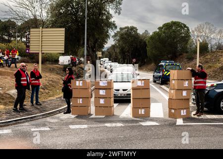 © PHOTOPQR/l'INDÉPENDANT/Nicolas parent ; le Boulou ; 01/02/2024 ; mobilisation des buralistes contre l'augmentation des prix du tabac. Les commerçants mobilisés ont établi un barrage filtrant sur la commune du Boulou, proche de la frontière espagnole. Le Boulou, France, 1 février 2024 mobilisation des agriculteurs le jeudi 1 février 2024. Environ 300 manifestants pour une centaine de véhicules (tracteurs et véhicules légers) convergent de Perpignan à la Péga du Boulou, via l’autoroute A9. Le blocus routier a duré de 10:30 heures à 2:30 heures, les agriculteurs mobilisés ont bloqué les péages, ont déjeuné Banque D'Images