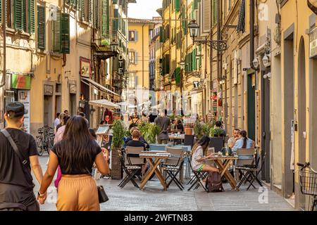 Les gens marchent le long de la via Faenza, une rue animée bordée de nombreux restaurants et bars à Florence, en Italie Banque D'Images