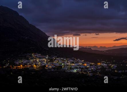 Village crétois de Kavousi au pied des montagnes au coucher du soleil Banque D'Images