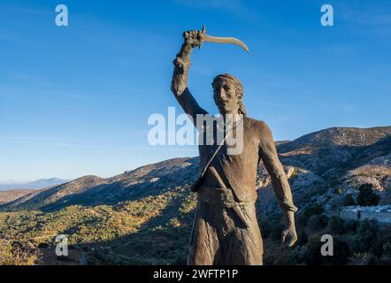 Statue de combattant de la résistance crétoise dans le village de montagne de Gonies, centre de la Crète Banque D'Images