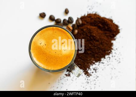 Heure du café- Une tasse de café, d'en haut. Grains et café moulu ci-dessous Banque D'Images
