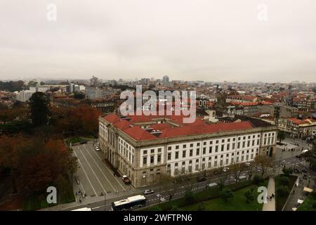 Porto est la deuxième plus grande ville du Portugal après Lisbonne. C'est la capitale du district de Porto et l'une des principales zones urbaines de la péninsule ibérique Banque D'Images