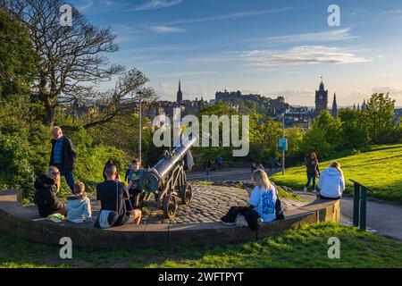 Les gens au Cannon portugais sur Calton Hill au coucher du soleil à Édimbourg, Écosse, Royaume-Uni. Banque D'Images