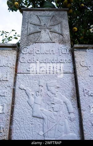 Mémorial controversé de l'ère nazie allemande récemment rénové par des membres d'une association allemande dans le village de montagne de Floria, en Crète Banque D'Images