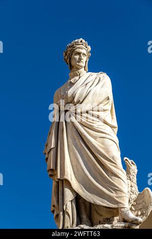 Statue de Dante Alighieri située sur la place Santa Croce à Florence, en Italie Banque D'Images