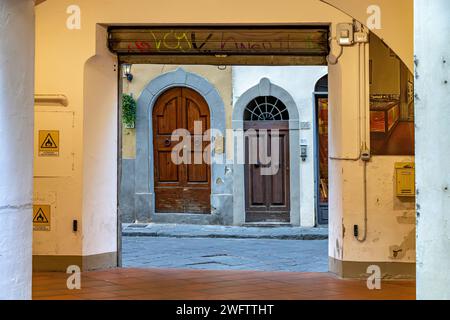 Deux portes en bois vues de l'entrée de l'école de cuir de Florence à Florence, Italie Banque D'Images