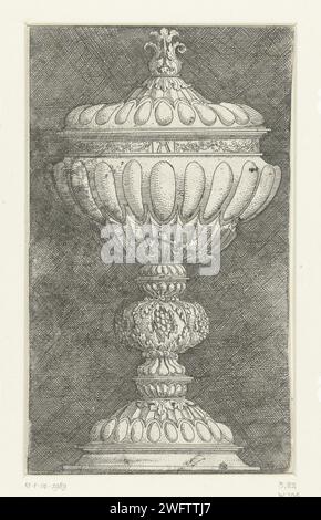 Bokaal décoré avec de grandes grenades, Albrecht Altdorfer, c. 1506 - 1538 pot d'impression avec couvercle. Le tronc a un nodus, décoré de trois grenades. D'une série de 22 feuilles avec vases, cruches et bocaux. Tasse de gravure en papier Allemagne, bécher, gobelet Banque D'Images