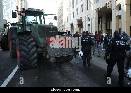 Bruxelles, Belgique. 1 février 2024. Les gens prennent part à une manifestation à Bruxelles, Belgique, le 1 février 2024. Les agriculteurs protestants ont bloqué les routes avec environ 1 300 tracteurs autour du sommet de l'Union européenne (UE) où les 27 dirigeants du bloc sont réunis jeudi, a déclaré la police. Les manifestants ont été entendus pour montrer leurs plaintes concernant les taxes, la surcharge administrative, la hausse des coûts et les importations bon marché, et ont demandé aux dirigeants de l'UE de l'aider davantage. Crédit : Zhao Dingzhe/Xinhua/Alamy Live News Banque D'Images