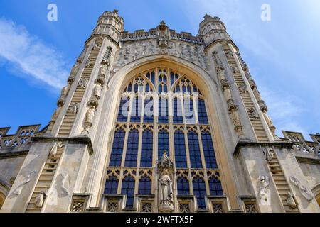 Sur la photo, le front ouest de l'abbaye de Bath montre des sculptures complexes et ses échelles uniques d'anges descendants et ascendants. Banque D'Images