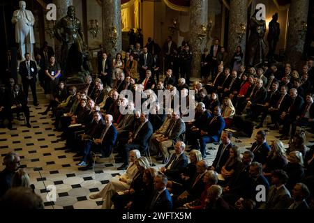 Washington, États-Unis. 01 février 2024. Le président Joe Biden, le président de la Chambre Mike Johnson (R-LA), le représentant Hakeem Jeffries (D-N.Y.), le chef de la minorité à la Chambre, et les membres du public écoutent la chanteuse d'opéra Andrea Bocelli (en bas à gauche) se produire, pendant le petit déjeuner de prière national, au Capitole des États-Unis, à Washington, DC, le jeudi 1 février, 2024. (Graeme Sloan/Sipa USA) crédit : SIPA USA/Alamy Live News Banque D'Images