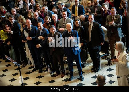 Washington, États-Unis. 01 février 2024. Le président Joe Biden, le président de la Chambre Mike Johnson (R-LA), et le représentant Hakeem Jeffries (D-N.Y.), le chef de la minorité à la Chambre, et les membres du public applaudissent la chanteuse d'opéra Andrea Bocelli après une représentation, lors du National Prayer Breakfast, au Capitole des États-Unis, à Washington, DC, le jeudi 1 février, 2024. (Graeme Sloan/Sipa USA) crédit : SIPA USA/Alamy Live News Banque D'Images