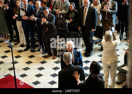 Washington, États-Unis. 01 février 2024. Le président Joe Biden s'entretient avec la chanteuse d'opéra Andrea Bocelli après une représentation, en tant que président de la Chambre Mike Johnson (R-LA), et le représentant Hakeem Jeffries (D-N.Y.), le chef de la minorité à la Chambre, et les membres du public applaudissent lors du petit déjeuner de prière national, au Capitole des États-Unis, à Washington, DC, le jeudi 1 février, 2024. (Graeme Sloan/Sipa USA) crédit : SIPA USA/Alamy Live News Banque D'Images