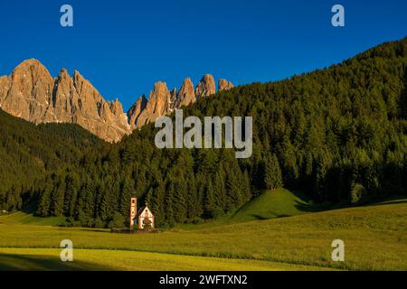 Église de St. Johann in Ranui, San Giovanni, Johanneskapelle, Geislerspitzen, Villnoess Valley, Sass Rigais, Dolomites, Tyrol du Sud, Italie Banque D'Images