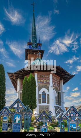 SAPANTA, MARAMURES, ROUMANIE - 18 SEPTEMBRE 2020 : le cimetière joyeux, célèbre dans le monde entier pour ses pierres tombales en bois colorées, avec des peintures naïves. Banque D'Images