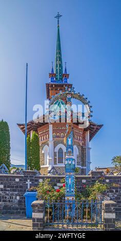 SAPANTA, MARAMURES, ROUMANIE - 18 SEPTEMBRE 2020 : le cimetière joyeux, célèbre dans le monde entier pour ses pierres tombales en bois colorées, avec des peintures naïves. Banque D'Images