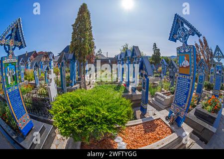 SAPANTA, MARAMURES, ROUMANIE - 18 SEPTEMBRE 2020 : le cimetière joyeux, célèbre dans le monde entier pour ses pierres tombales en bois colorées, avec des peintures naïves. Banque D'Images