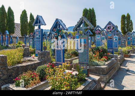 SAPANTA, MARAMURES, ROUMANIE - 18 SEPTEMBRE 2020 : le cimetière joyeux, célèbre dans le monde entier pour ses pierres tombales en bois colorées, avec des peintures naïves. Banque D'Images