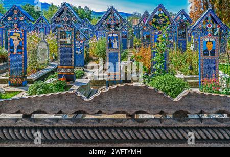 SAPANTA, MARAMURES, ROUMANIE - 18 SEPTEMBRE 2020 : le cimetière joyeux, célèbre dans le monde entier pour ses pierres tombales en bois colorées, avec des peintures naïves. Banque D'Images