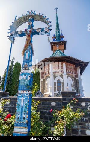 SAPANTA, MARAMURES, ROUMANIE - 18 SEPTEMBRE 2020 : le cimetière joyeux, célèbre dans le monde entier pour ses pierres tombales en bois colorées, avec des peintures naïves. Banque D'Images