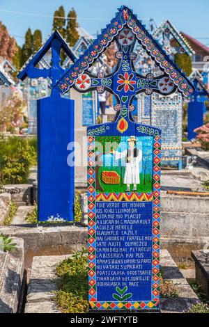 SAPANTA, MARAMURES, ROUMANIE - 18 SEPTEMBRE 2020 : le cimetière joyeux, célèbre dans le monde entier pour ses pierres tombales en bois colorées, avec des peintures naïves. Banque D'Images