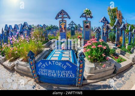 SAPANTA, MARAMURES, ROUMANIE - 18 SEPTEMBRE 2020 : le cimetière joyeux, célèbre dans le monde entier pour ses pierres tombales en bois colorées, avec des peintures naïves. Banque D'Images